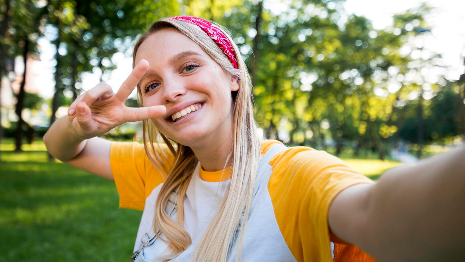 222selfie-smiley-woman-making-peace-sign